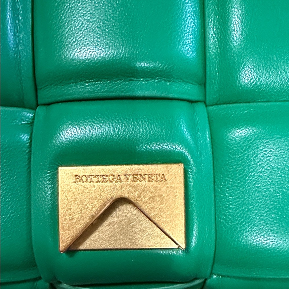 Elegant Green Quilted Crossbody Bag - Picture 2 of 5